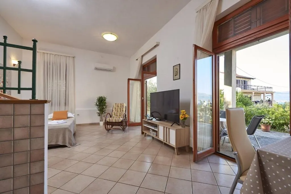 Apartment In Slatine With Terrace, Air Conditioning, Wi-Fi Trogir