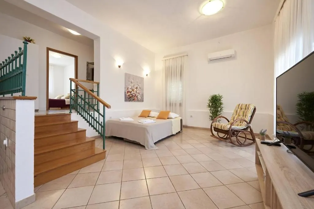 Apartment In Slatine With Terrace, Air Conditioning, Wi-Fi Trogir 0*,