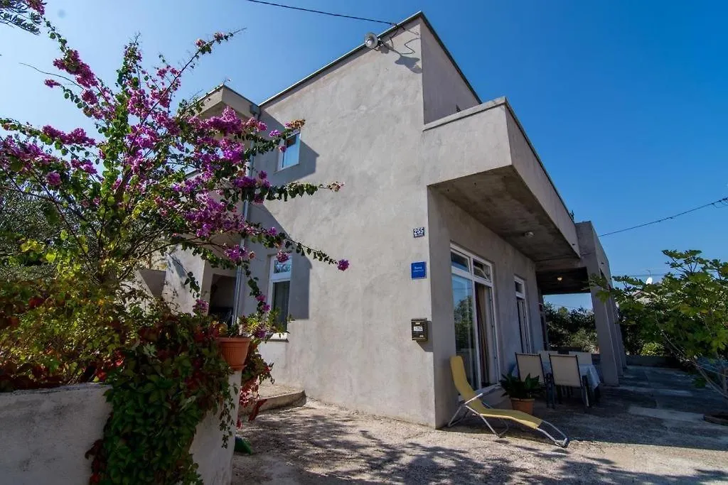 Apartment In Slatine With Terrace, Air Conditioning, Wi-Fi Trogir Croácia