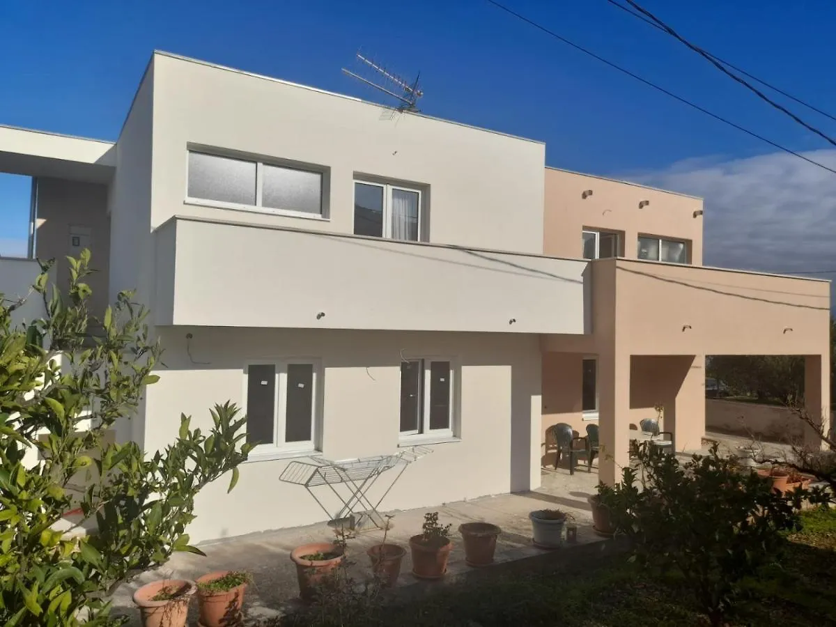 Apartment In Slatine With Terrace, Air Conditioning, Wi-Fi Trogir 0*,  Croácia
